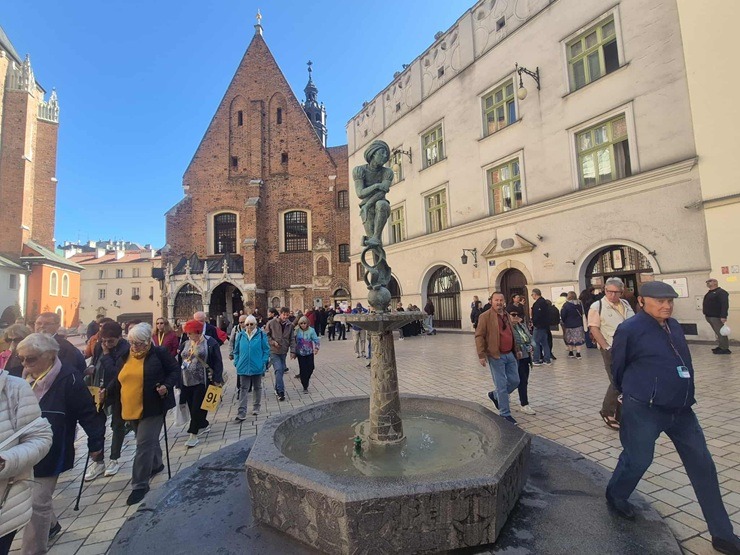 Travelnews.lv iejūk starp tūristiem un izbauda rudenīgo Krakovu 378212
