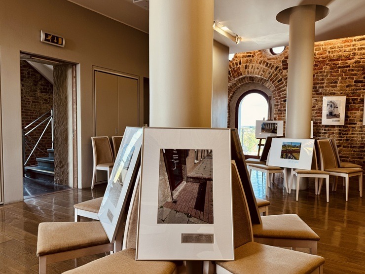 Jelgavā skatāma jauniešu ar kustības traucējumiem veidota fotoizstāde 378559