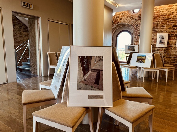 Jelgavā skatāma jauniešu ar kustības traucējumiem veidota fotoizstāde 378560