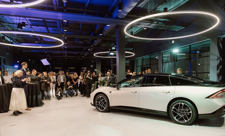 Svinīgā pasākumā atklāj jauno «XPENG Center Riga» autosalonu 378925