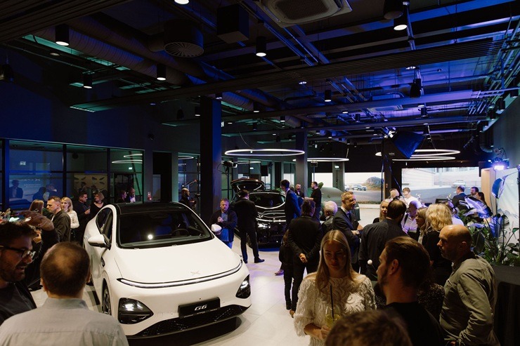 Svinīgā pasākumā atklāj jauno «XPENG Center Riga» autosalonu 378930
