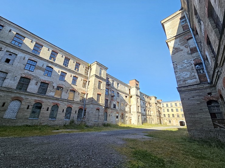 Apmeklējam iespaidīgās Krēnholmas manufaktūras celtnes Narvā un to vēsturi. Sadarbībā ar «Active Travel» un Idaviru 378994