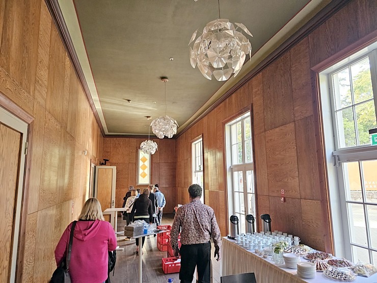 Leģendārās Dzintaru koncertzāles apskate ar iespēju ielūkoties mākslinieku grimētavās. Sadarbībā ar VisitJurmala.lv Leģendārās Dzintaru koncertzāles apskate ar iespēju ielūkoties mākslinieku grimētavās. Sadarbībā ar VisitJurmala.lv 379329