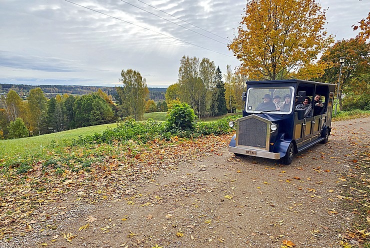 «Kandavas vīna nams» piedāvā izbraucienus ar retro auto «Zīle» – 12 vietīgu auto audio gida pavadījumā «Kandavas vīna nams» piedāvā izbraucienus ar retro auto «Zīle» – 12 vietīgu auto audio gida pavadījumā 379952