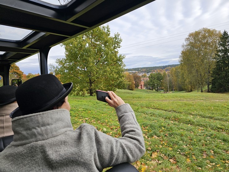 «Kandavas vīna nams» piedāvā izbraucienus ar retro auto «Zīle» – 12 vietīgu auto audio gida pavadījumā «Kandavas vīna nams» piedāvā izbraucienus ar retro auto «Zīle» – 12 vietīgu auto audio gida pavadījumā 379955