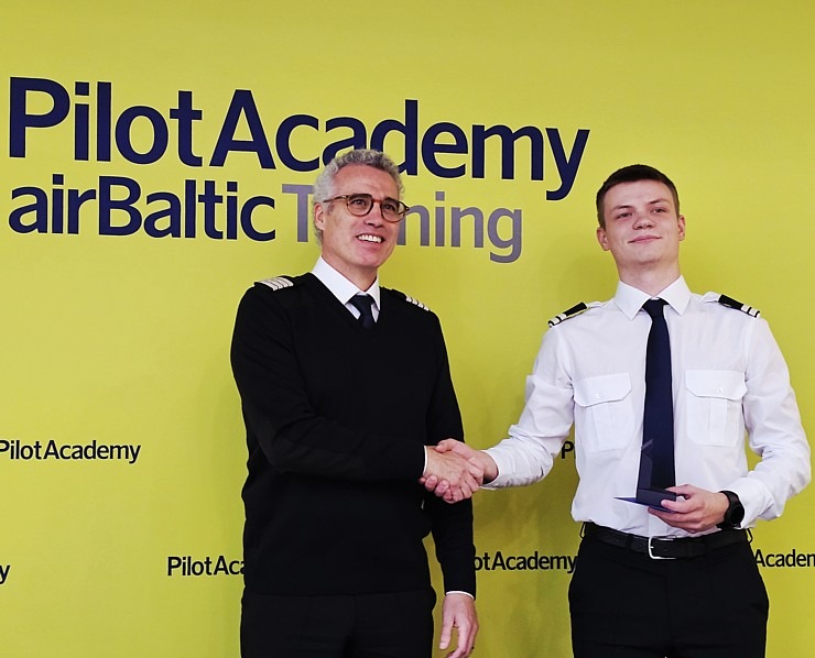 «airBaltic» Pilotu akadēmijas izlaidums ar 11 valstu absolventiem  «airBaltic» Pilotu akadēmijas izlaidums ar 11 valstu absolventiem 380559