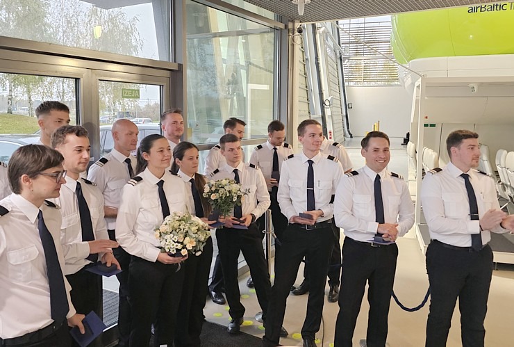 «airBaltic» Pilotu akadēmijas izlaidums ar 11 valstu absolventiem  «airBaltic» Pilotu akadēmijas izlaidums ar 11 valstu absolventiem 380563