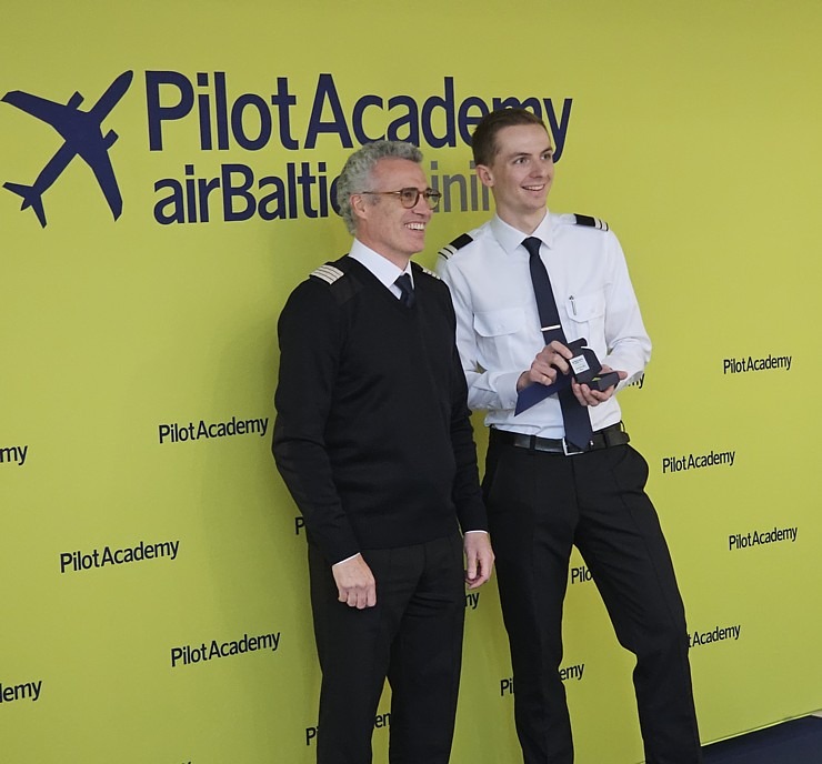 «airBaltic» Pilotu akadēmijas izlaidums ar 11 valstu absolventiem  «airBaltic» Pilotu akadēmijas izlaidums ar 11 valstu absolventiem 380565