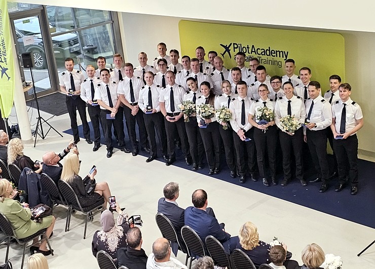 «airBaltic» Pilotu akadēmijas izlaidums ar 11 valstu absolventiem  «airBaltic» Pilotu akadēmijas izlaidums ar 11 valstu absolventiem 380568