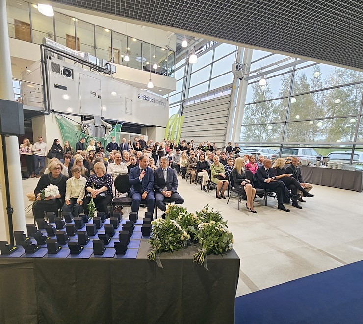 «airBaltic» Pilotu akadēmijas izlaidums ar 11 valstu absolventiem  «airBaltic» Pilotu akadēmijas izlaidums ar 11 valstu absolventiem 380551