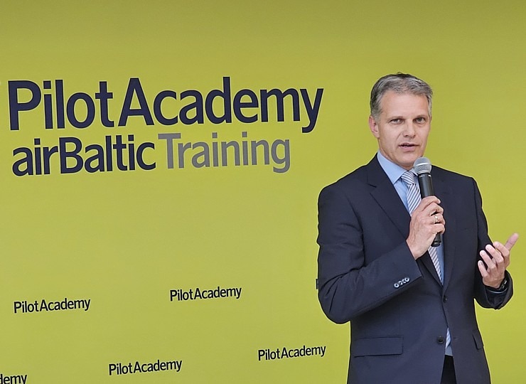 «airBaltic» Pilotu akadēmijas izlaidums ar 11 valstu absolventiem  «airBaltic» Pilotu akadēmijas izlaidums ar 11 valstu absolventiem 380554