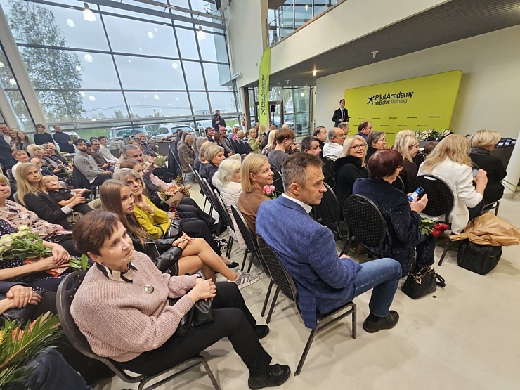 «airBaltic» Pilotu akadēmijas izlaidums ar 11 valstu absolventiem  «airBaltic» Pilotu akadēmijas izlaidums ar 11 valstu absolventiem 380555