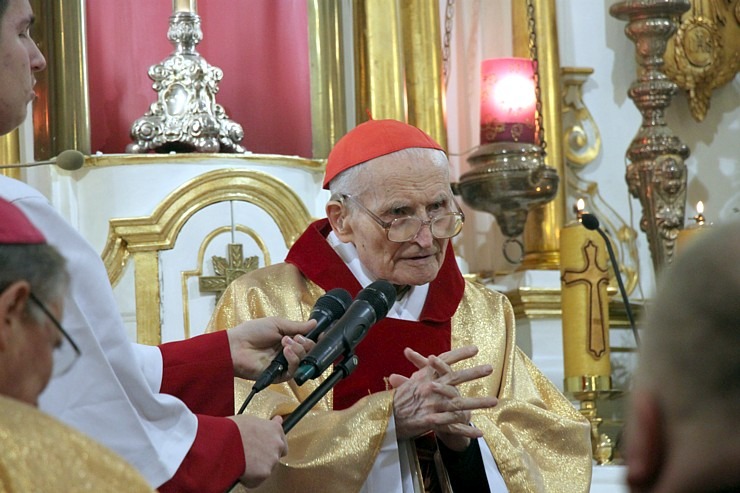 Katoļu kardināls Jānis Pujats kopā ar kristiešiem svin savu 95. dzimšanas dienu 381372