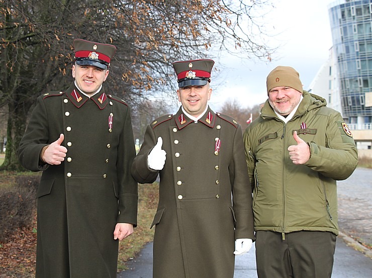 Skatām Latvijas proklamēšanas 107. gadadienai veltīto militāro parādi 381527