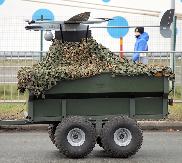 Skatām Latvijas proklamēšanas 107. gadadienai veltīto militāro parādi 381547