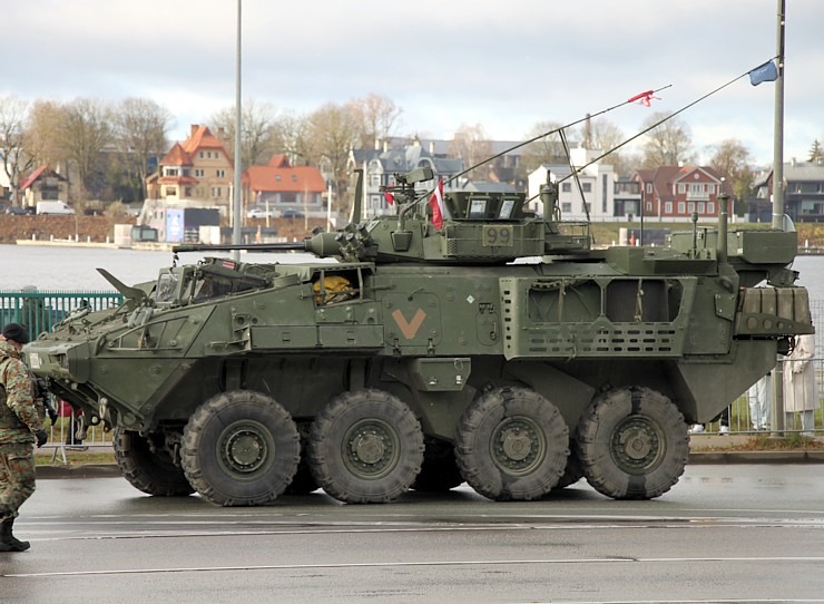 Skatām Latvijas proklamēšanas 107. gadadienai veltīto militāro parādi 381524