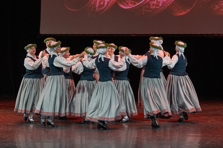 Lieli un mazi dejotāji Liepājā dejo Latvijai 381652