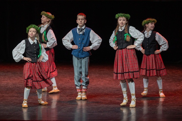 Lieli un mazi dejotāji Liepājā dejo Latvijai 381645