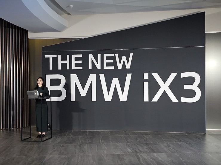 Latvija svinīgi sagaida vācu autoražotāja BMW jauno iX3 krosoveru 382148