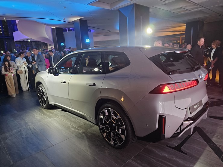 Latvija svinīgi sagaida vācu autoražotāja BMW jauno iX3 krosoveru 382162