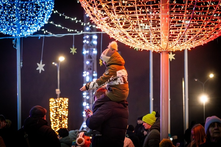 Daugavpils «Sapņu galaktikas» galvenā Ziemassvētku egle ir viena no skaistākajām Latvijā. Foto: Margarita Vigule 382208