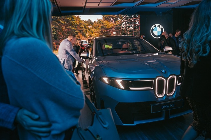 Jaunais BMW iX3 tiek svinīgi prezentēts Rīgas Zundas torņos. Foto: Billijs Locs 382389