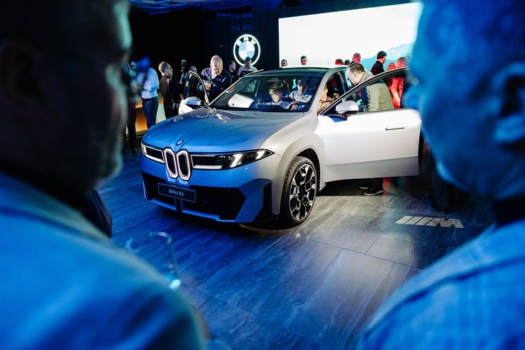 Jaunais BMW iX3 tiek svinīgi prezentēts Rīgas Zundas torņos. Foto: Billijs Locs 382383