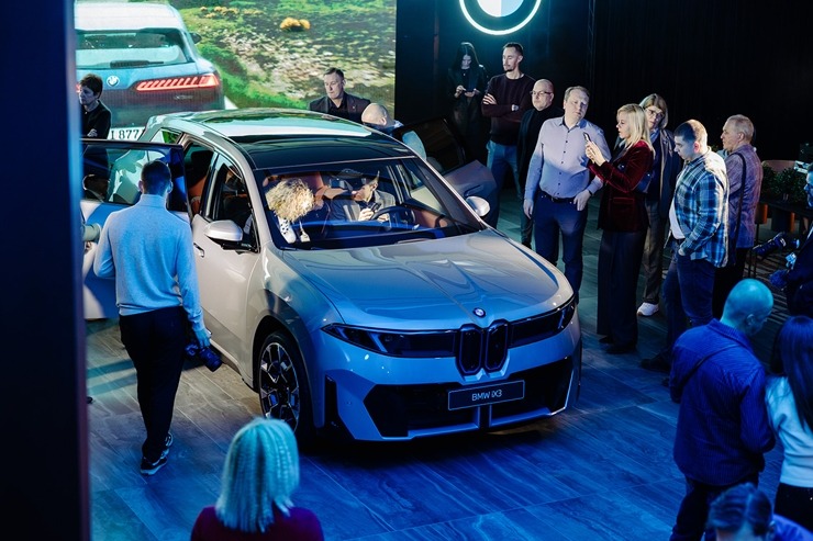 Jaunais BMW iX3 tiek svinīgi prezentēts Rīgas Zundas torņos. Foto: Billijs Locs 382386