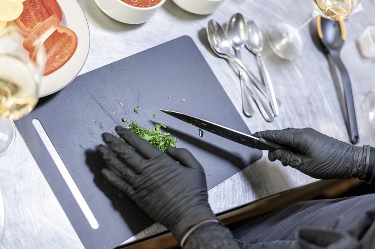 Šefpavārs Elmārs Tannis kopā ar «Fiskars» prezentē katlus un pannas. Foto: Fiskars.com 382479