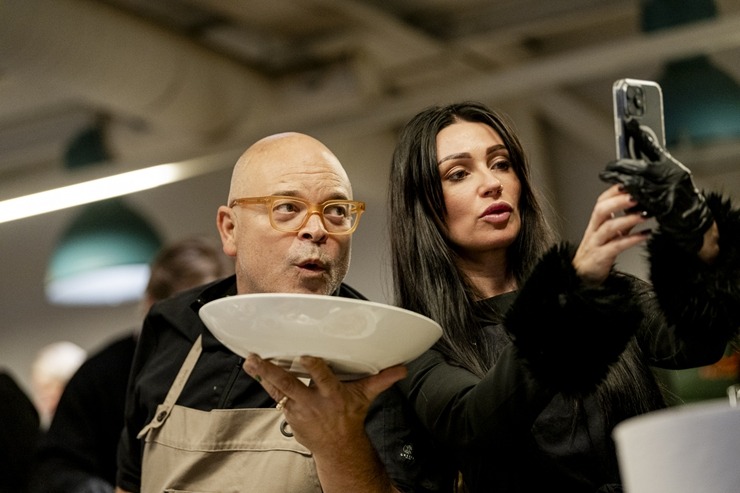 Šefpavārs Elmārs Tannis kopā ar «Fiskars» prezentē katlus un pannas. Foto: Fiskars.com 382488