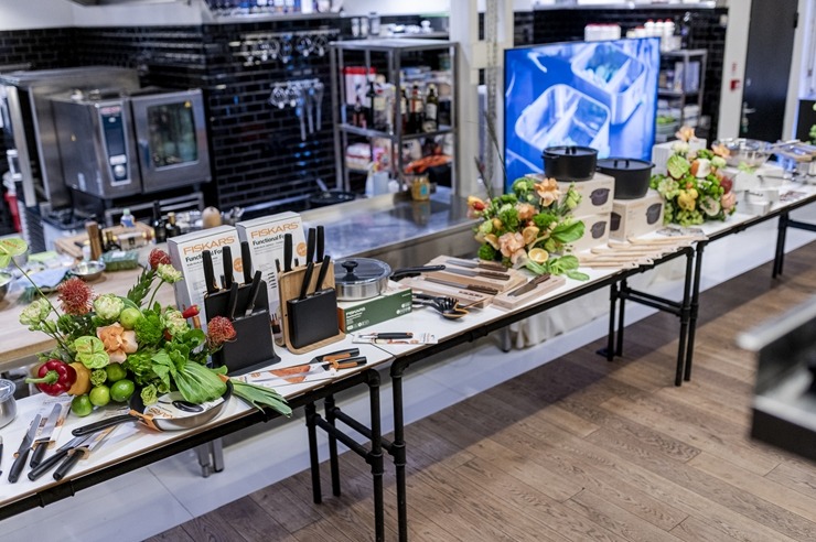 Šefpavārs Elmārs Tannis kopā ar «Fiskars» prezentē katlus un pannas. Foto: Fiskars.com 382471