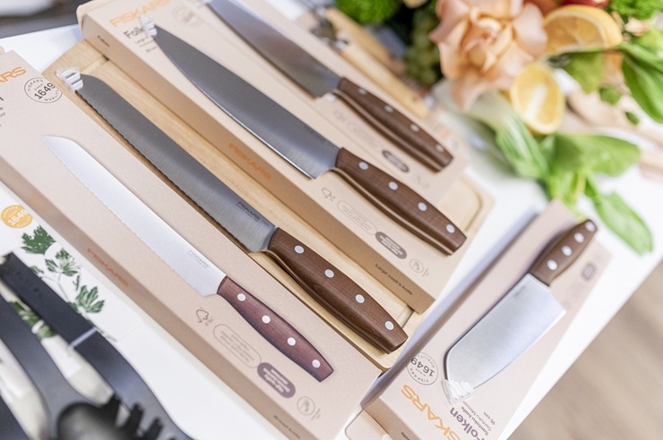 Šefpavārs Elmārs Tannis kopā ar «Fiskars» prezentē katlus un pannas. Foto: Fiskars.com 382473