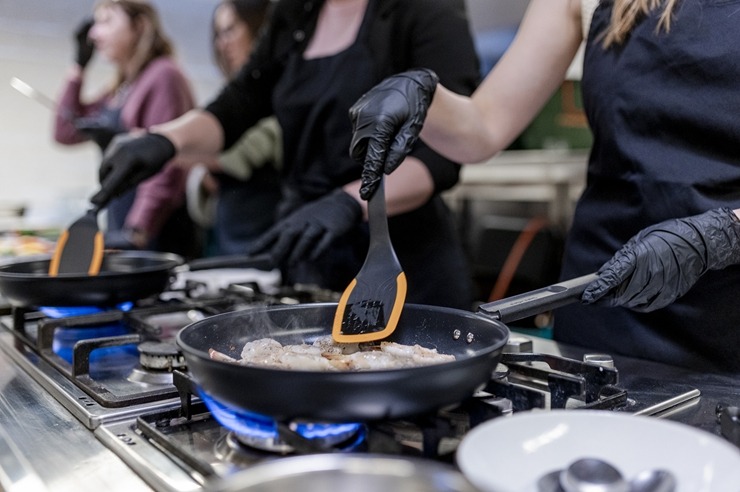 Šefpavārs Elmārs Tannis kopā ar «Fiskars» prezentē katlus un pannas. Foto: Fiskars.com 382477