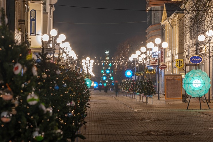 Jūrmala izrotāta un izgaismota Ziemassvētkiem 2025 un gadu mijas pasākumam. Foto: Artis Veigurs 382592