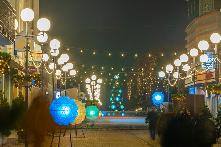 Jūrmala izrotāta un izgaismota Ziemassvētkiem 2025 un gadu mijas pasākumam. Foto: Artis Veigurs 382596