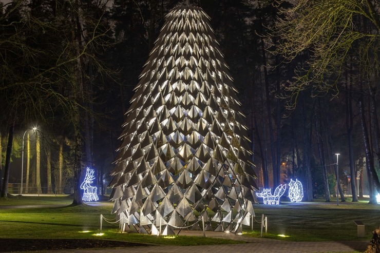 Jūrmala izrotāta un izgaismota Ziemassvētkiem 2025 un gadu mijas pasākumam. Foto: Artis Veigurs 382585