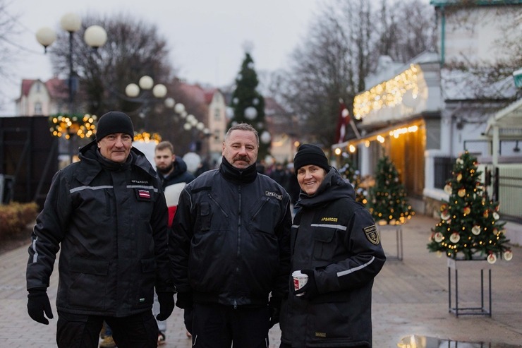 Jūrmala ir izgreznota Ziemassvētkiem – Jomas ielā iedegta galvenā pilsētas egle. Foto: Artis Veigurs 382612