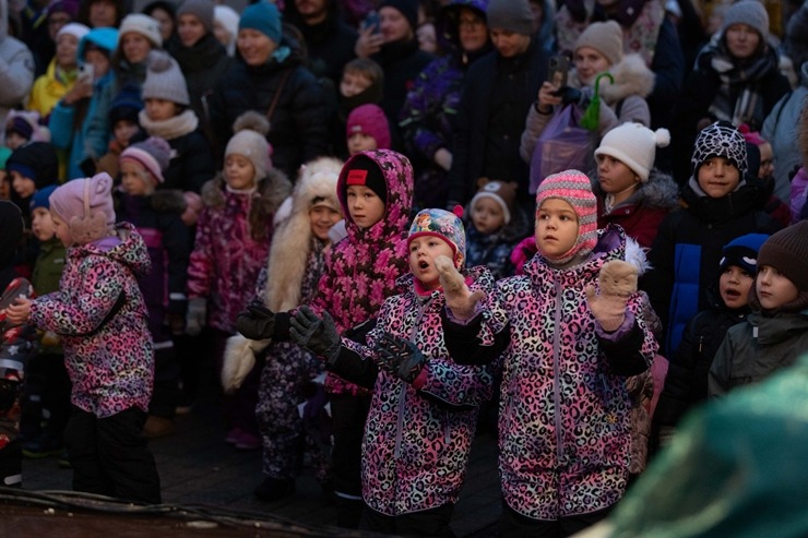 Jūrmala ir izgreznota Ziemassvētkiem – Jomas ielā iedegta galvenā pilsētas egle. Foto: Artis Veigurs 382624