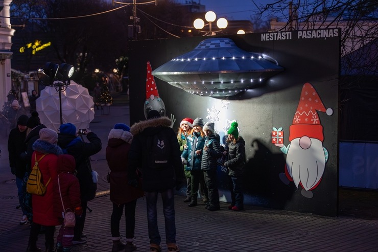 Jūrmala ir izgreznota Ziemassvētkiem – Jomas ielā iedegta galvenā pilsētas egle. Foto: Artis Veigurs 382625