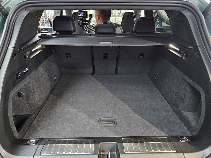 Rīgā līdz 17.01 prezentē 1156 ZS jaudīgo elektrisko Porsche Cayenne Turbo Electric 383902