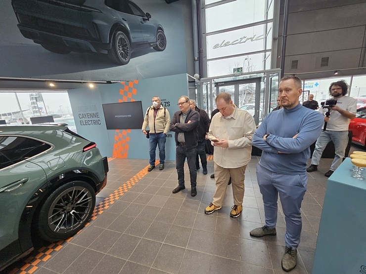 Rīgā līdz 17.01 prezentē 1156 ZS jaudīgo elektrisko Porsche Cayenne Turbo Electric 383908
