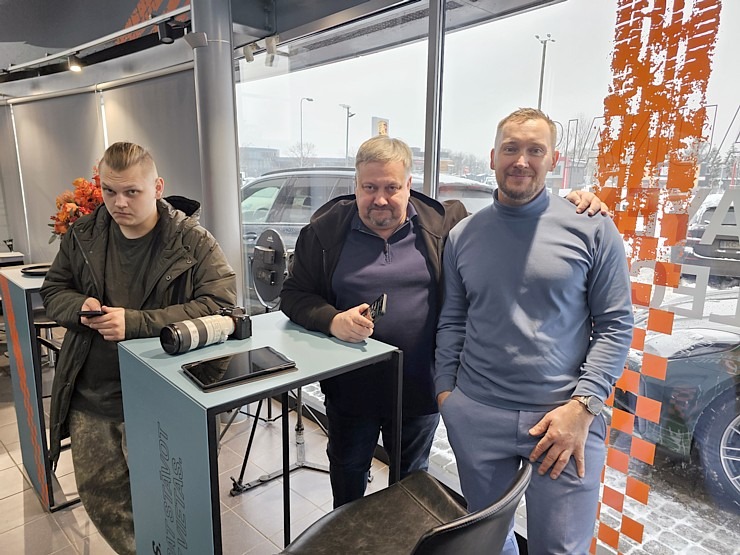 Rīgā līdz 17.01 prezentē 1156 ZS jaudīgo elektrisko Porsche Cayenne Turbo Electric 383910