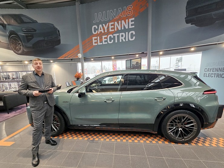 Rīgā līdz 17.01 prezentē 1156 ZS jaudīgo elektrisko Porsche Cayenne Turbo Electric 383889
