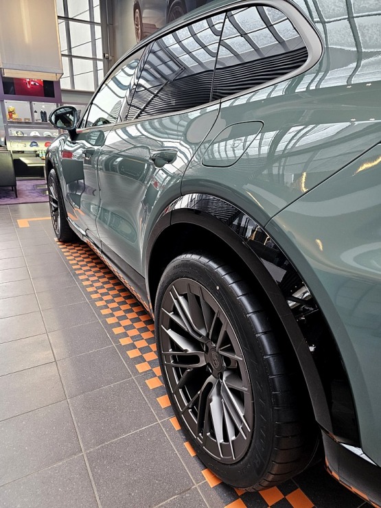 Rīgā līdz 17.01 prezentē 1156 ZS jaudīgo elektrisko Porsche Cayenne Turbo Electric 383890