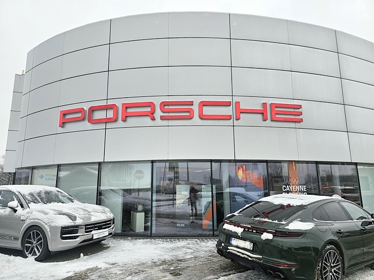 Rīgā līdz 17.01 prezentē 1156 ZS jaudīgo elektrisko Porsche Cayenne Turbo Electric 383926