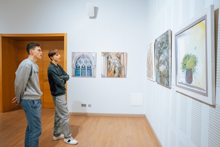 «Rakstīt uz baltas sienas mēnešus»: Siguldas Devonā atklāta jauna izstāde 384093