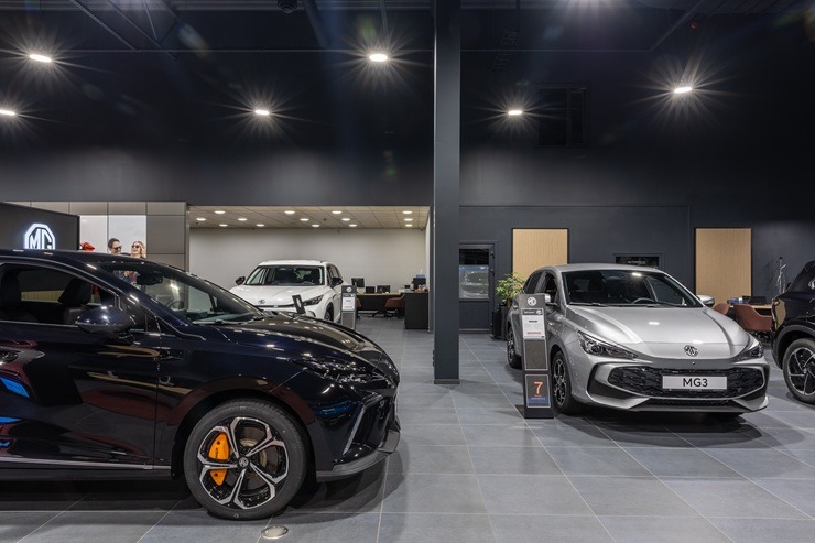 Atvērts pirmais MG autosalons Latvijā 385190