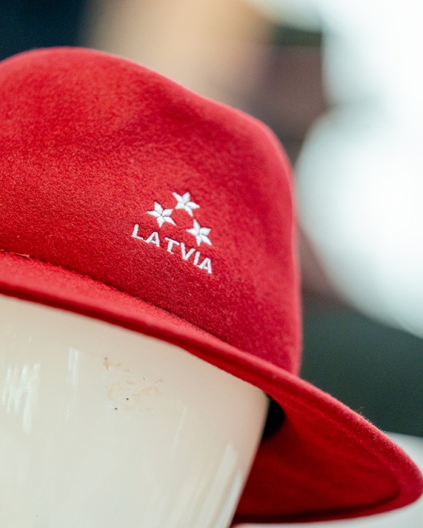 Olimpieši prezentē Latvijas olimpiskās komandas tērpus 385205