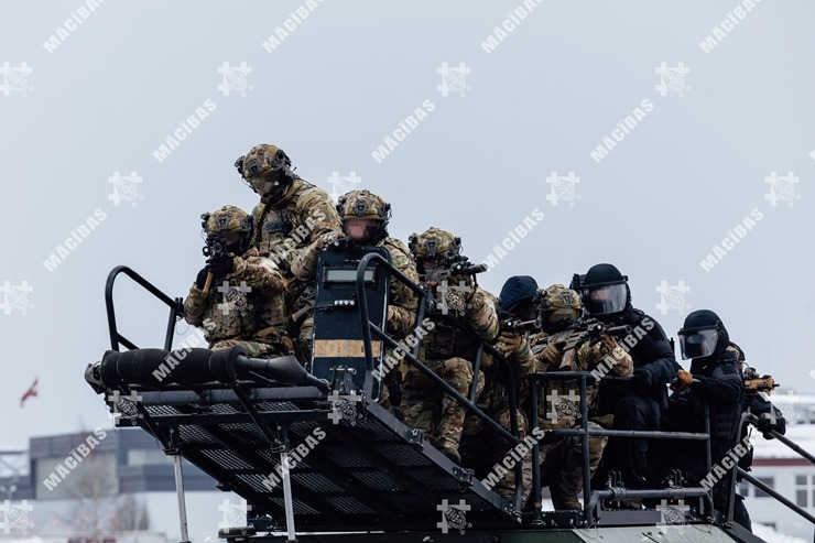Mācībās Rīgas lidostā stiprina vairāku dienestu sadarbību ārkārtas situācijās. Foto: NBS SPECOP 386396