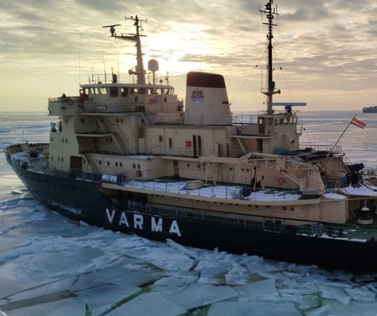 Šogad Rīgas jūras līcī uz pilnu jaudu strādā ledlauzis «Varma», atbrīvojot ceļu citiem kuģiem. Foto: Rop.lv 386440